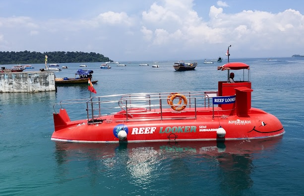 Semi submarine at Elephant Beach
